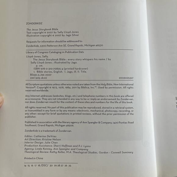 The Jesus Storybook Bible: Every Story Whispers His Name- Zonderkidz Illustrated - Picture 4 of 8